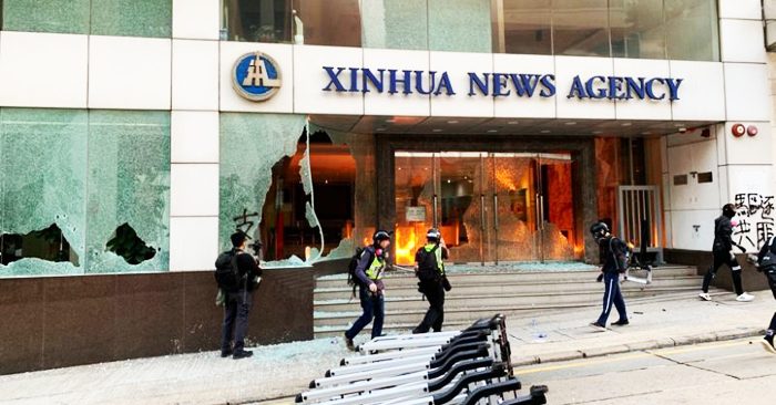 Người biểu tình đã tập kích "Tân Hoa Xã" chi nhánh Hồng Kông ở khu mua sắm Wan Chai, phóng hỏa ở đại sảnh.