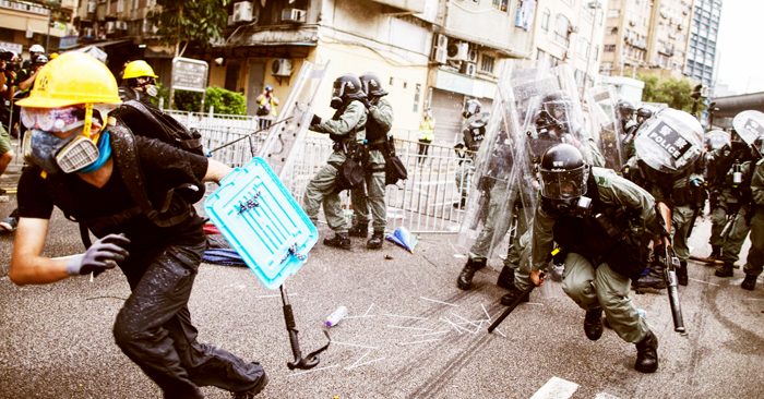 Cảnh sát Hồng Kông đánh đập và bắt giữ người biểu tình ở trên đường.
