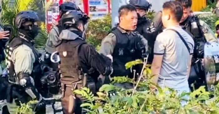 "Cảnh sát Hồng Kông" dùng tiếng phổ thông trách mắng một người cảnh sát mặc thường phục ở trên đường.