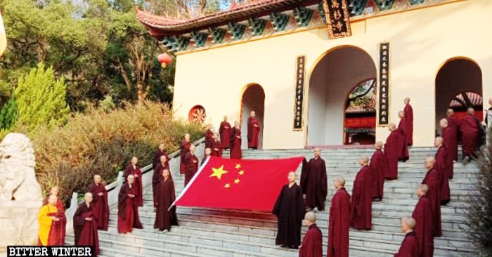Vào ngày 1/10, các phật tử tại chùa Vạn Sam ở thành phố Lư Sơn đã cử hành lễ chào cờ.