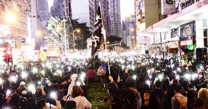 Hàng nghìn người dân tham gia cuộc tập trung ủng hộ dân chủ di chuyển từ Công viên Victoria tới Road Chater vào ngày 8/12/2019.
