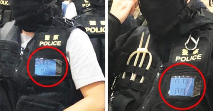 Hai nhân viên cảnh sát trong cùng một đội có mã trên "thẻ nhận dạng" dán trước ngực hoàn toàn giống nhau.