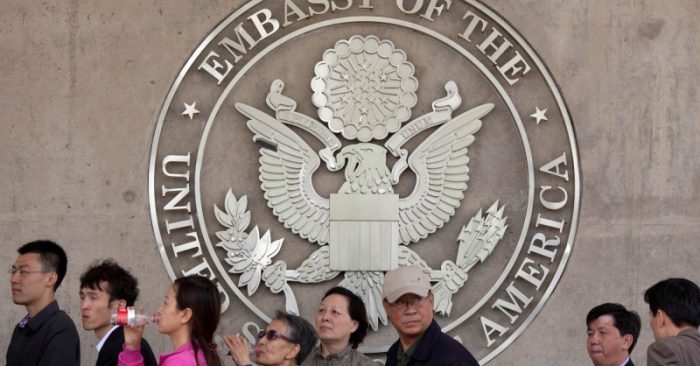 Người dân Trung Quốc xếp hàng tại tòa đại sứ Mỹ ở Bắc Kinh để xin visa vào Mỹ.