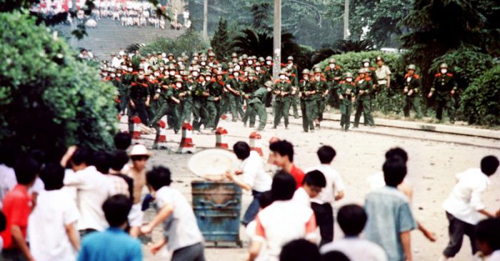 ĐCSTQ sử dụng quân đội đàn áp đẫm máu phong trào dân chủ tại quảng trường Thiên An Môn ngày 4/6/1989.