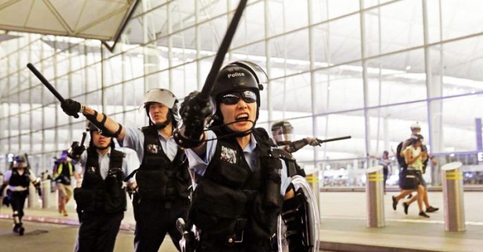 Cảnh sát Hồng Kông thường sử dụng dùi cui để trấn áp người biểu tình.