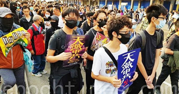 Người biểu tình Hồng Kông giơ cao biểu ngữ "Trời diệt Trung Cộng".