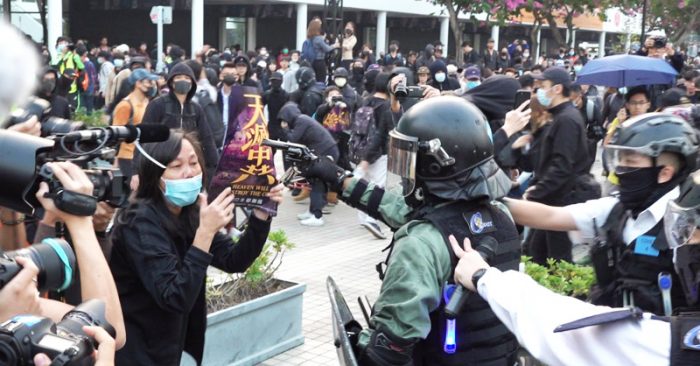 Ngày 22/12, người Hồng Kông diễu hành tại Trung Hoàn để ủng hộ người Duy Ngô Nhĩ, một người biểu tình giơ lên biểu ngữ "Trời diệt Trung Cộng" đã bị cảnh sát rút súng lục ra đe dọa.