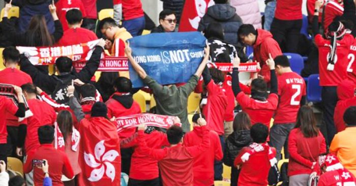 Người hâm mộ bóng đá Hồng Kông đã giương cao biểu ngữ "Khôi phục Hồng Kông" và hát bài hát quen thuộc "Nguyện vinh quang quy Hương Cảng".