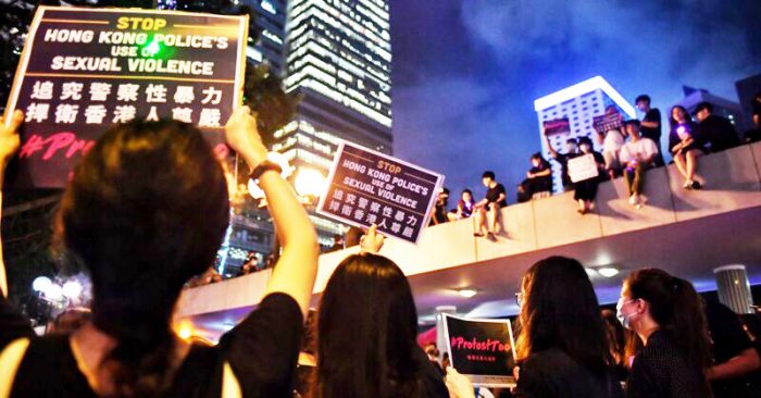 Người biểu tình Hồng Kông trong phong trào phản đối dự luật dẫn độ, phản đối cảnh sát dùng bạo lực.
