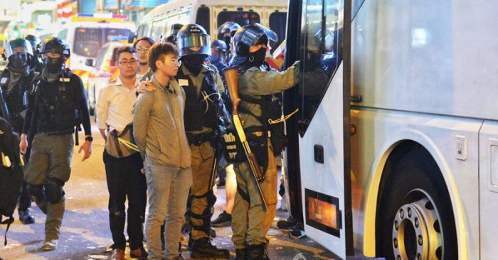 Ngày 13/11, tại đường lớn sau Empire Hotel Hong Kong, cảnh sát chống bạo động đã bắt một nhóm người biểu tình đưa lên một chiếc xe bus du lịch, không rõ đi hướng nào.