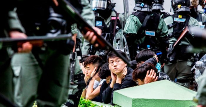 Cảnh sát Hồng Kông ép người dân quỳ xuống đất, đặt hai tay ra sau đầu, đối xử giống như tù binh.