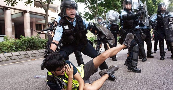 Cảnh sát Hồng Kông ngày càng thăng cấp trong việc trấn áp người biểu tình, ngay cả người không có liên quan gì cũng bị bức cung