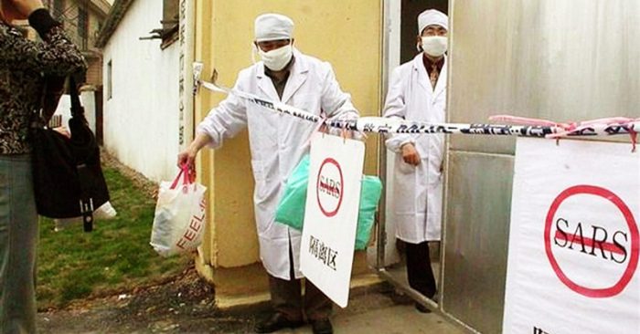 Nhân viên y tế làm việc tại bệnh viện ở Nam Kinh, Trung Quốc, trong bối cảnh bùng phát hội chứng viêm đường hô hấp cấp (SARS), tháng 5/2003.