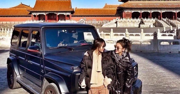 Cô gái đăng bức ảnh chụp cùng bạn và chiếc xe đắt tiền trong Cố Cung ở Bắc Kinh, nơi cấm xe cộ đi vào, hình ảnh này sau khi đăng tải đã khiến cư dân mạng có nhiều tranh luận