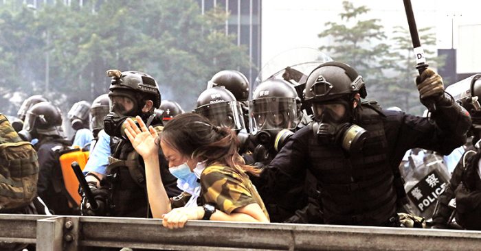 Ngày 12/6, cảnh sát Hồng Kông trong lúc xua đuổi người biểu tình đã vây quanh một người phụ nữ.