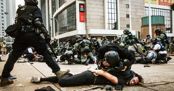 Kể từ khi phong trào phản đối dự luật dẫn độ diễn ra hơn 7 tháng nay, chính phủ Hồng Kông và cảnh sát Hồng Kông đã đàn áp dã man các công dân biểu tình