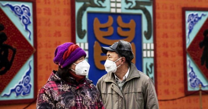 Một cặp vợ chồng Trung quốc đeo khẩu trang trong dịp lễ tết năm mới ở Bắc Kinh, Trung Quốc, ngày 26/01/2020.