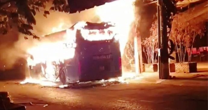 TP. HCM Chiếc xe khách đột nhiên bốc cháy dữ dội khi đang dừng để đón khách-ảnh 3