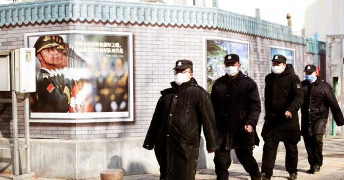 Cảnh sát Trung Quốc vì để che giấu dịch bệnh đã liên tục bắt giữ những người đưa thông tin về dịch bệnh lên mạng xã hội.
