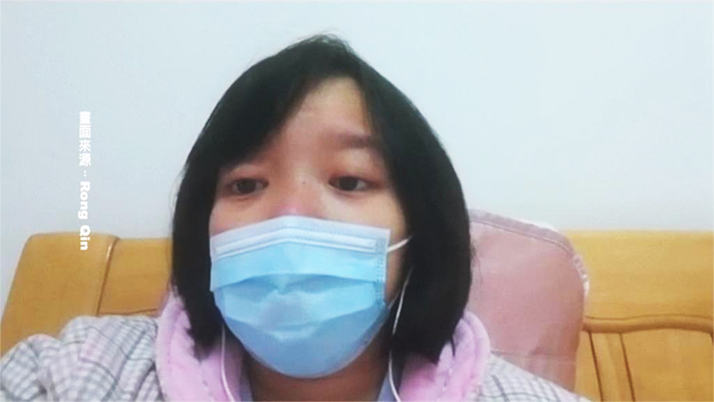 Cô gái Tần Dung giận dữ mắng mỏ chính quyền ĐCSTQ là thủ phạm gây ra dịch bệnh này.