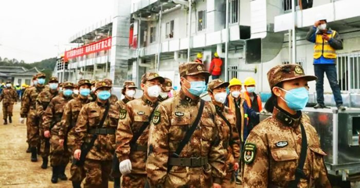 Nhân viên y tế từ các lực lượng vũ trang được điều tới bệnh viện dã chiến ở thành phố Vũ Hán, ở tỉnh Hồ Bắc, ngày 2/2/2020.