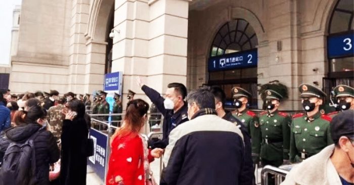 Buổi sáng ngày 23/1 tại nhà ga Hán Khẩu ở Vũ Hán, người dân muốn tiến vào nhà ga nhưng bị công an và nhân viên mặc thường phục chặn lại.