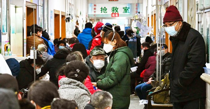 Ngày 25/1/2020, người dân thành phố Vũ Hán đang chờ ở bệnh viện Chữ thập đỏ thành phố Vũ Hán để chờ được điều trị.