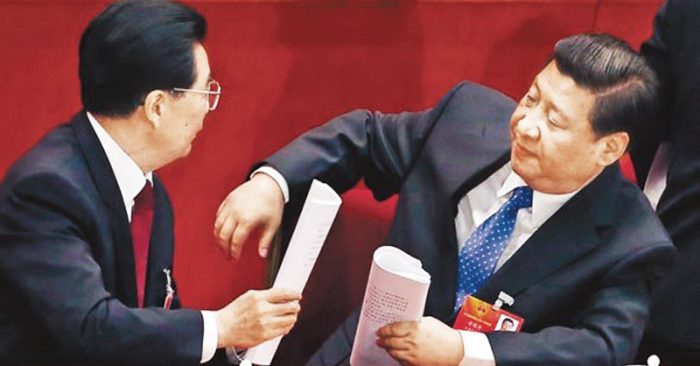 Chủ tịch Trung Quốc Tập Cận Bình và người tiền nhiệm Hồ Cẩm Đào.