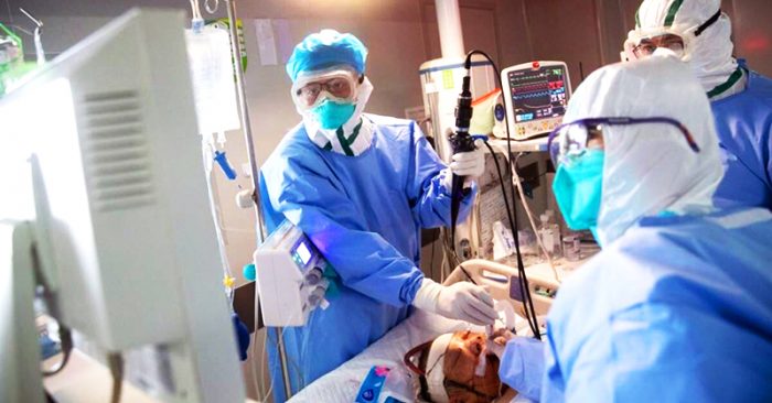 Ngày 19/3, nhân viên y tế tại một bệnh viện tại Vũ Hán đang tiến hành điều trị cho bệnh nhân bị nhiễm viêm phổi Vũ Hán.