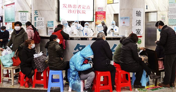 Ngày 24/1, người dân xếp hàng chờ khám bệnh tại bệnh viện hội chữ thập đỏ thành phố Vũ Hán.