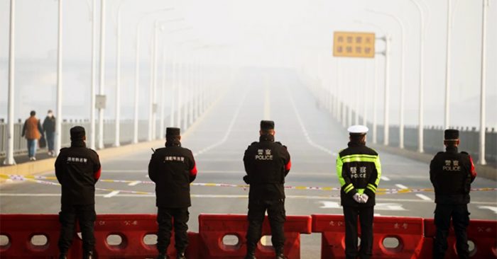 Cảnh sát chốt chặn tại cầu vượt sông Dương Tử, nối từ tỉnh Hồ Bắc tới, tại thành phố Cửu Giang, tỉnh Giang Tây.