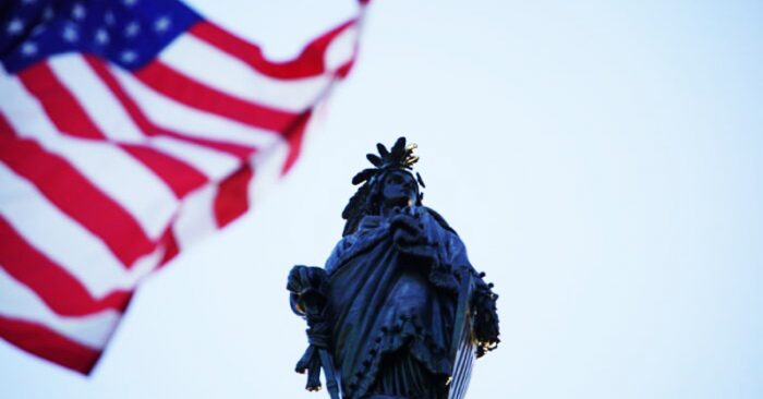 Quốc kỳ Mỹ được dâng cao để vinh danh Ngày Pháp Luân Đại Pháp thế giới trước tòa nhà Quốc hội ở Washington vào ngày 13/5/2020