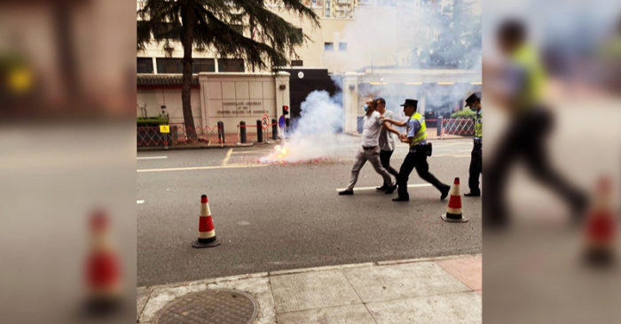 Cảnh sát bắt người đàn ông đốt pháo phía trước tổng lãnh sự quán Mỹ ở Thành Đô.