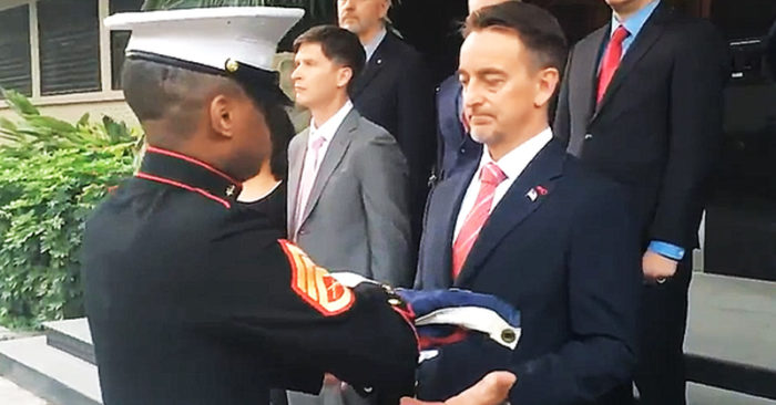 Tổng lãnh sự Mỹ tại Thành Đô Jim Mullinax nhận quốc kỳ, đánh dấu khoảnh khắc Tổng lãnh sự quán Mỹ tại Thành Đô chính thức bị đóng cửa