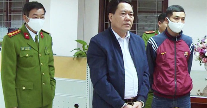Nguyễn Ngọc Ðính (giữa) bị công an bắt ngày 19/3.