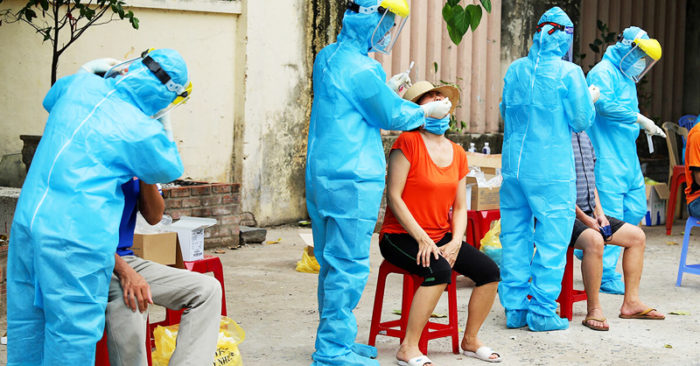 Nhân viên y tế lấy mẫu xét nghiệm tại khu dân cư Đà Nẵng, ngày 3/8.