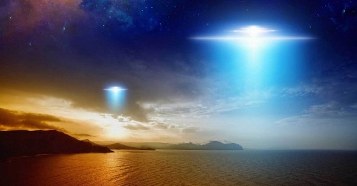 Bí ẩn: UFO xuất hiện trên bầu trời đêm sau đó lao xuống biển ở Hawaii
