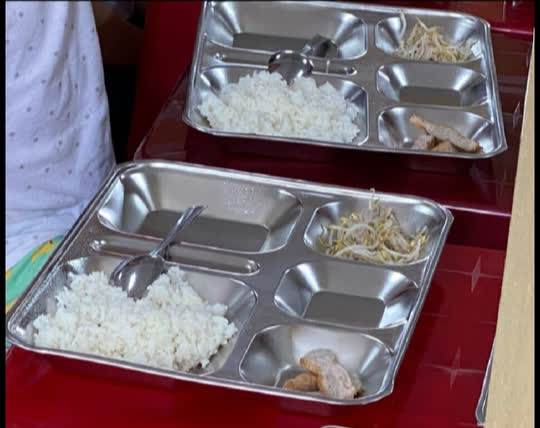 Phụ huynh phản ánh bữa ăn của học sinh thiếu thốn, phòng GD&ĐT nói gì?