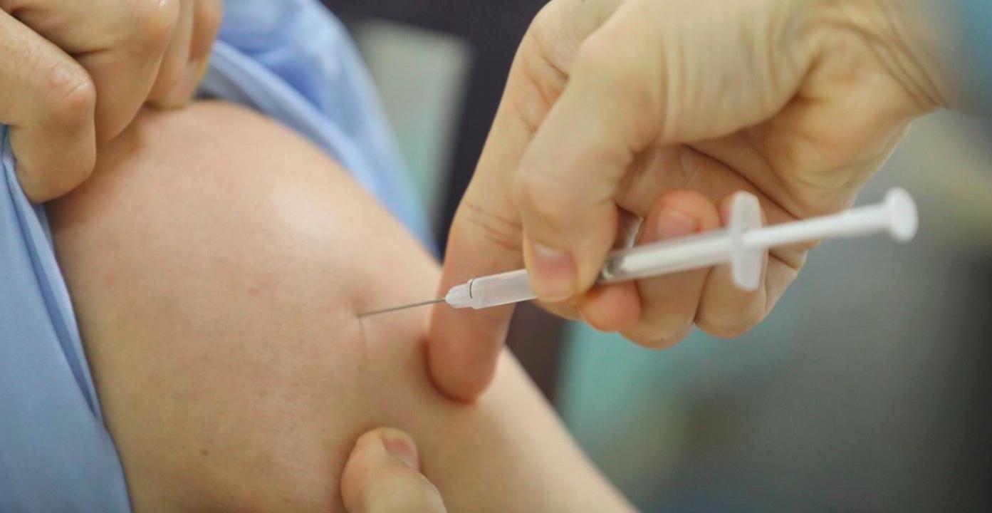Đeo tay giả để đi tiêm vaccine Covid-19 vì bị đình chỉ công tác